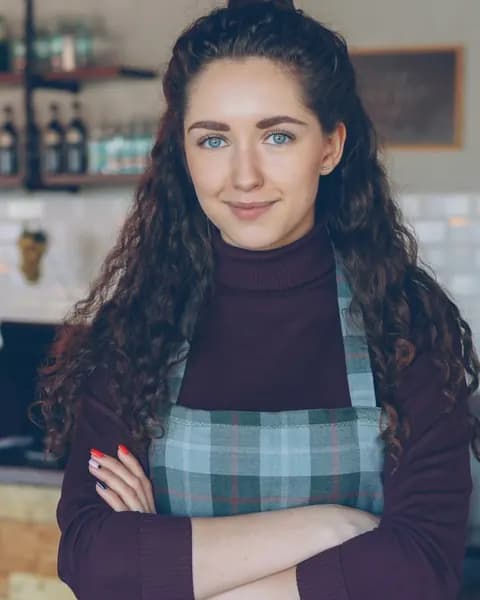 Dona de café em pé no balcão